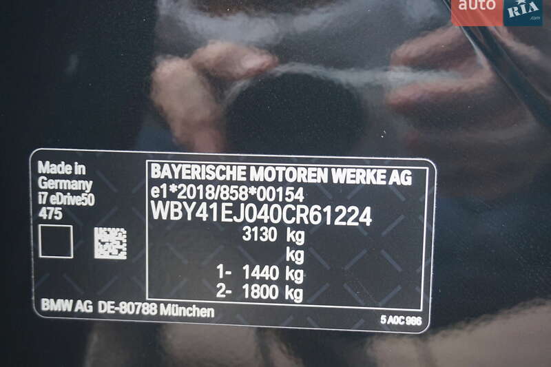 Седан BMW i7 2024 в Самборі