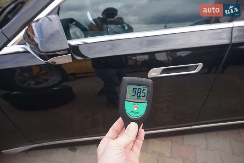 Седан BMW i7 2024 в Самборі