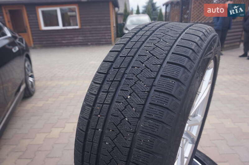 Седан BMW i7 2024 в Самборі