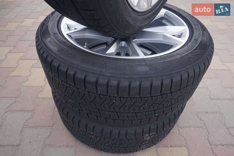 Седан BMW i7 2024 в Самборі