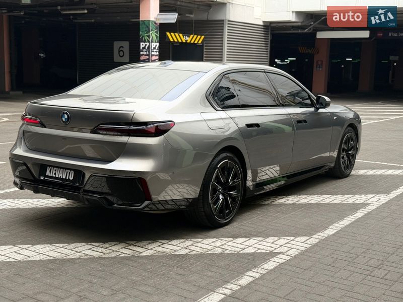 Седан BMW i7 2022 в Киеве