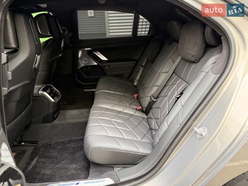 Седан BMW i7 2022 в Киеве