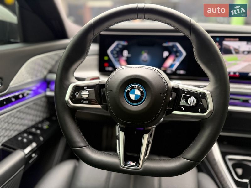 Седан BMW i7 2022 в Киеве