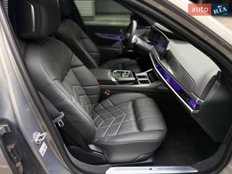Седан BMW i7 2022 в Киеве