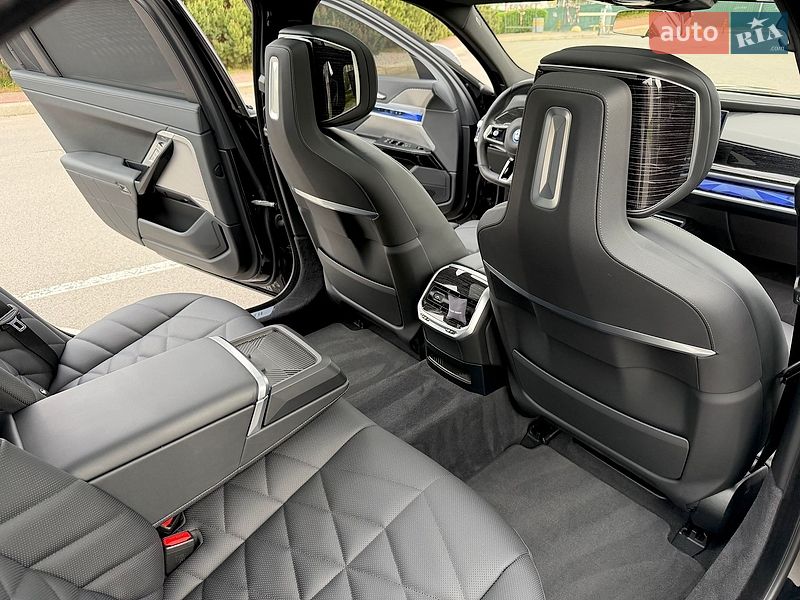 Седан BMW i7 2023 в Києві