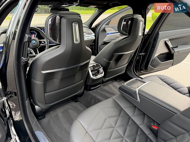 Седан BMW i7 2023 в Києві