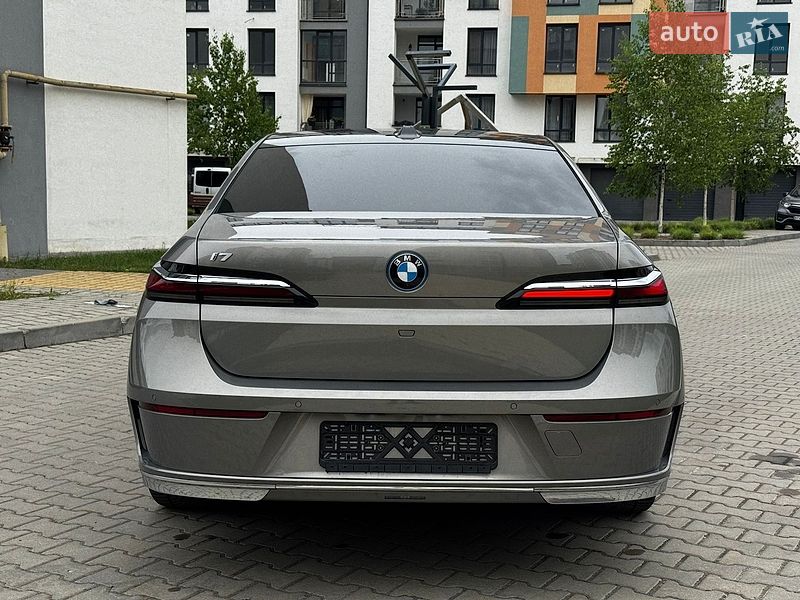 Седан BMW i7 2022 в Івано-Франківську