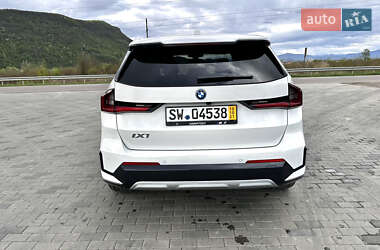 Позашляховик / Кросовер BMW iX1 2024 в 