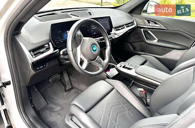 Позашляховик / Кросовер BMW iX1 2024 в 