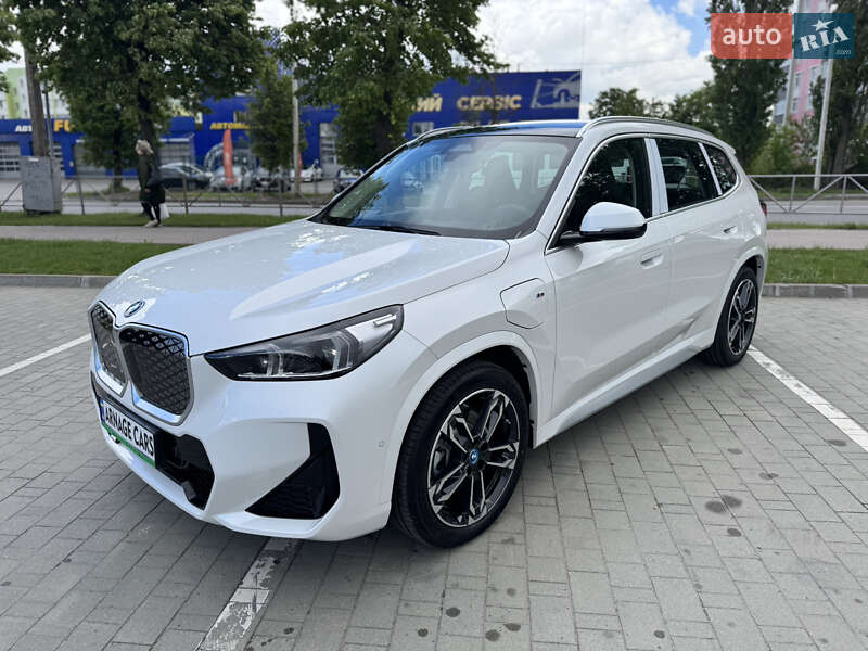 Позашляховик / Кросовер BMW iX1 2024 в 