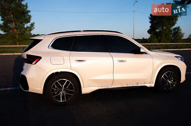 Позашляховик / Кросовер BMW iX1 2023 в 