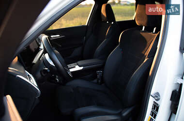 Позашляховик / Кросовер BMW iX1 2023 в 