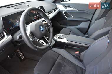Позашляховик / Кросовер BMW iX1 2024 в 