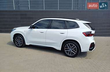 Позашляховик / Кросовер BMW iX1 2024 в 