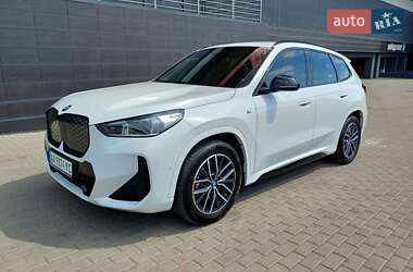 Позашляховик / Кросовер BMW iX1 2024 в 
