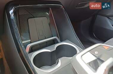 Позашляховик / Кросовер BMW iX1 2024 в 