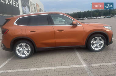 Позашляховик / Кросовер BMW iX1 2024 в 