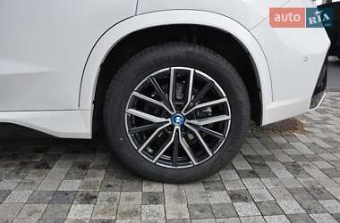 Позашляховик / Кросовер BMW iX1 2024 в 
