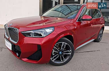 Позашляховик / Кросовер BMW iX1 2024 в 