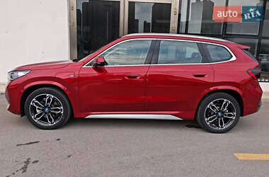 Позашляховик / Кросовер BMW iX1 2024 в 