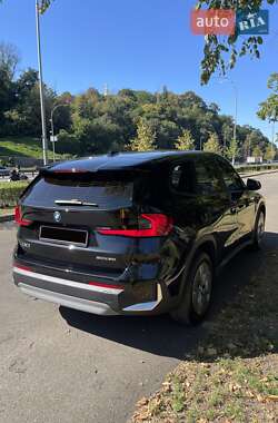 Позашляховик / Кросовер BMW iX1 2023 в 