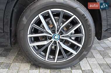 Позашляховик / Кросовер BMW iX1 2024 в 