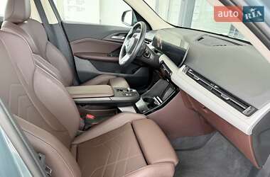 Позашляховик / Кросовер BMW iX1 2024 в 