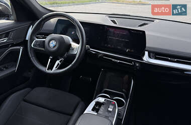 Внедорожник / Кроссовер BMW iX1 2022 в 