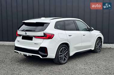 Позашляховик / Кросовер BMW iX1 2023 в 