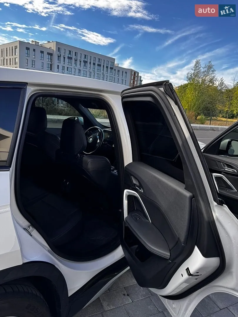2024 BMW iX1 - мініатюра 8