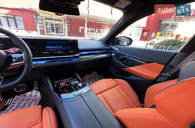 Седан BMW M5 2025 в 