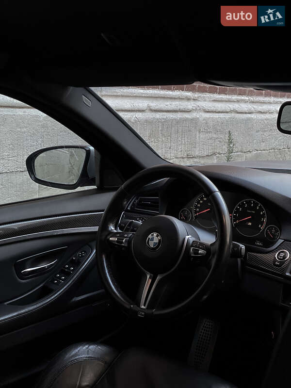 Седан BMW M5 2011 в Львові