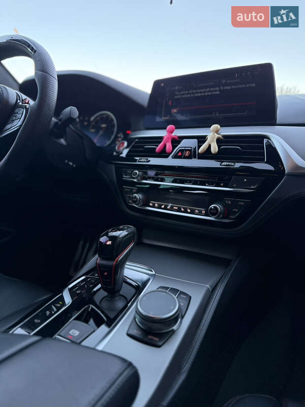 Седан BMW M5 2018 в Иршаве