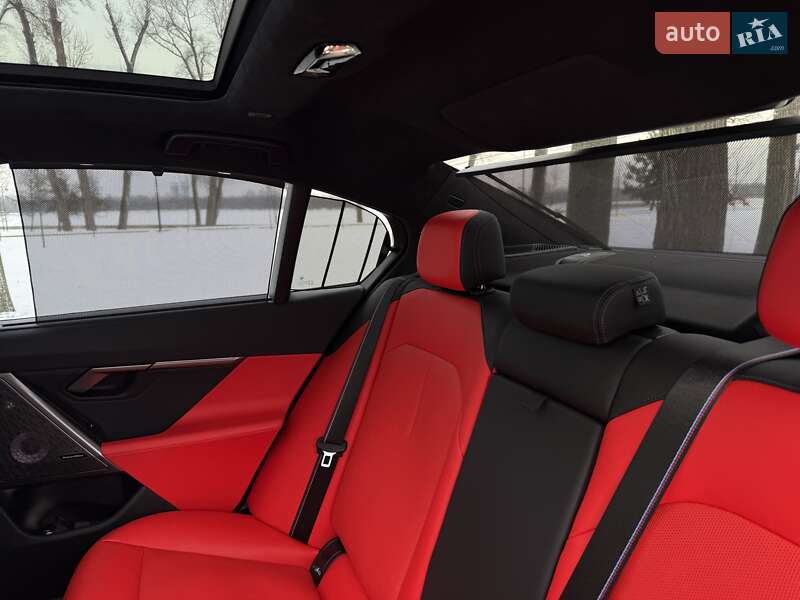 Седан BMW M5 2024 в Киеве