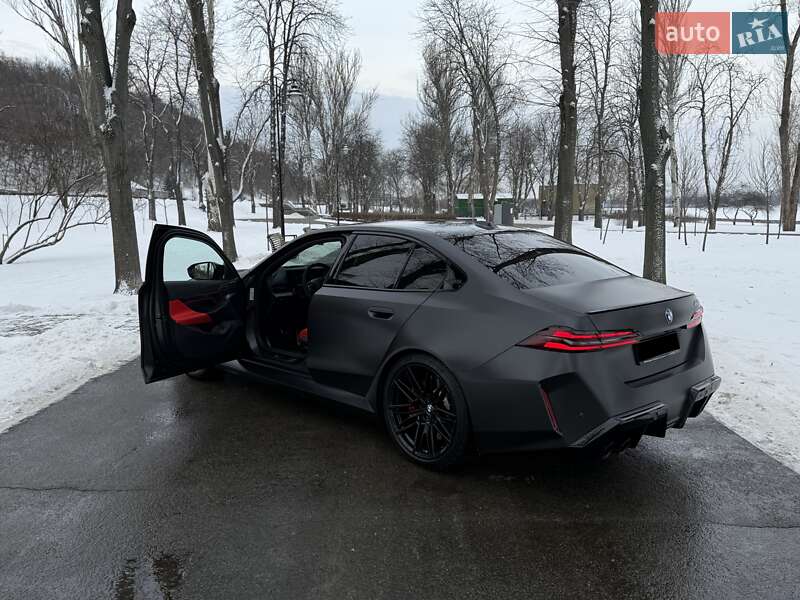 Седан BMW M5 2024 в Киеве