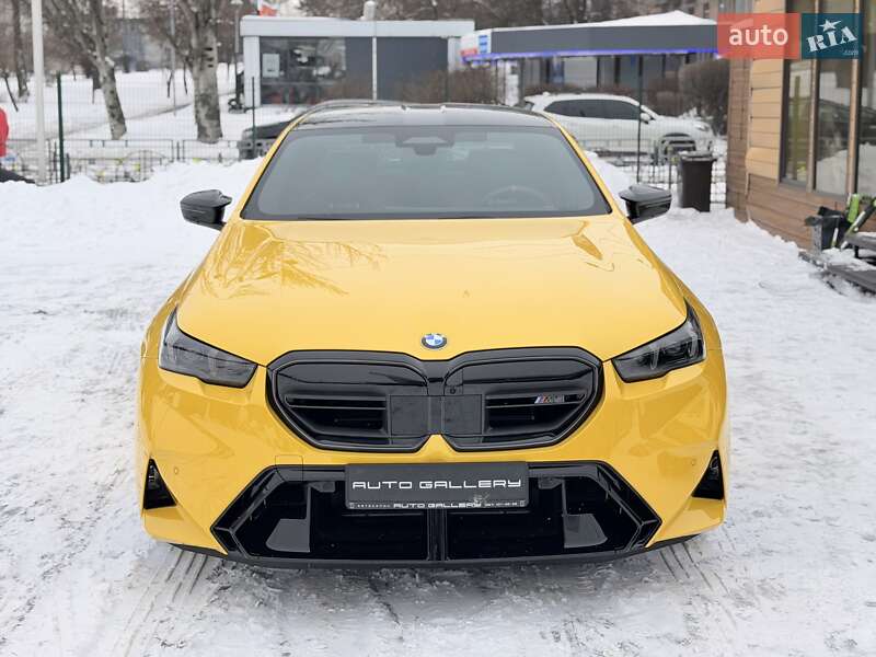 Седан BMW M5 2025 в Киеве
