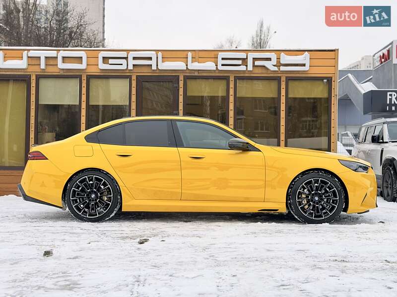 Седан BMW M5 2025 в Киеве