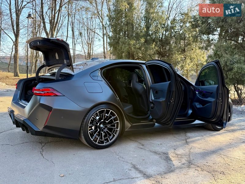 Седан BMW M5 2024 в Киеве
