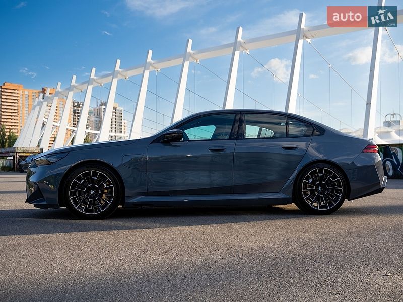 Седан BMW M5 2025 в Києві