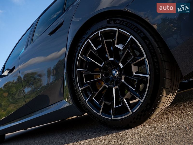 Седан BMW M5 2025 в Києві