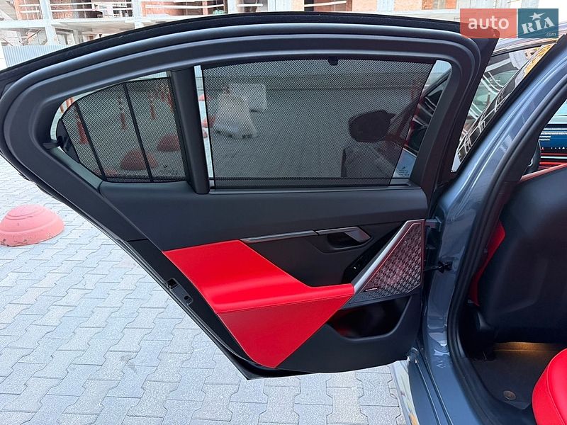 Седан BMW M5 2025 в Киеве