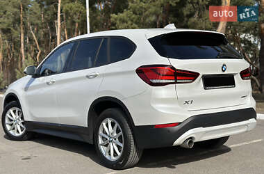 Позашляховик / Кросовер BMW X1 2022 в 