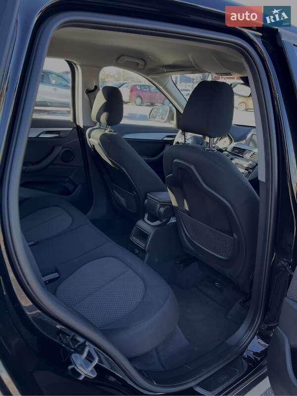 Позашляховик / Кросовер BMW X1 2017 в 