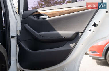 Позашляховик / Кросовер BMW X1 2013 в 