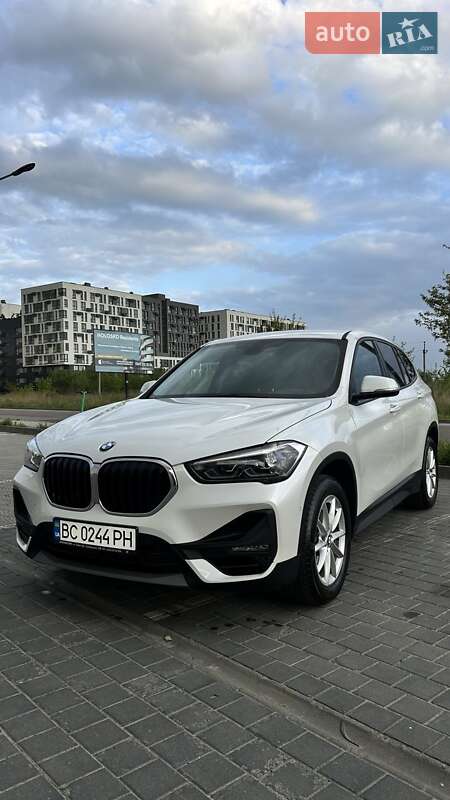 Позашляховик / Кросовер BMW X1 2022 в 