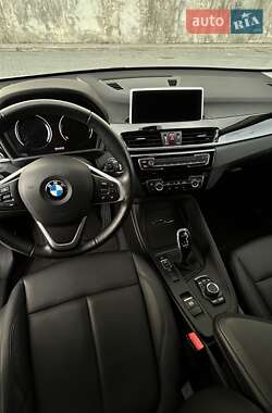Позашляховик / Кросовер BMW X1 2022 в 
