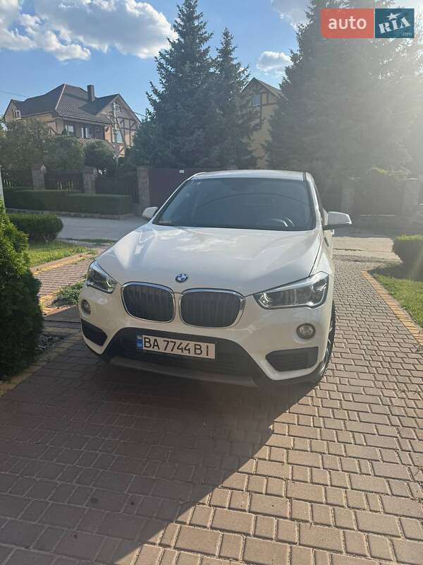 Внедорожник / Кроссовер BMW X1 2017 в 