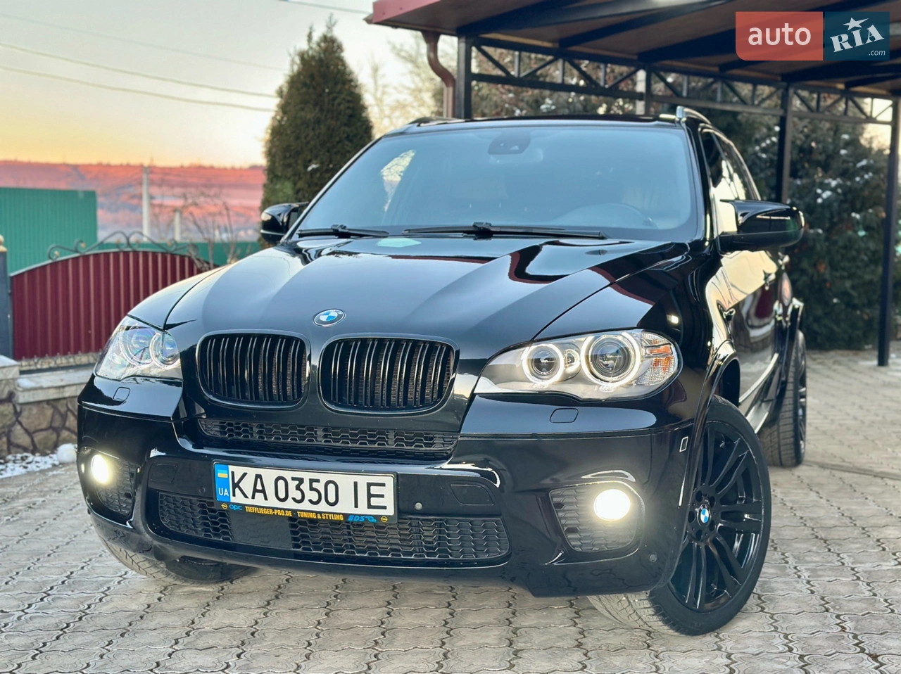 -Автомобіль в дуже гарному стані. Авто було привезене із Німеччини для власного користування. Рестайлінг. 
Заводський,оригінальний
 M-Package. Версія 40d N57 (3.0л) bi-turbo 306 к.с. Оригінальний пробіг, є підтверджуючи документи. Екологія вся на місці. Два ключа. За час експлуатації в авто було вкладено багато кошт , всі записи та чекі про обслуговування присутні. Нова зимова резина 2025 року. Автономний обігрівач Webasto. 

-Комплектація у авто Individual : Доводчики дверей , Камери 360, Салон з "розширеною шкірою Nappa", Сидіння комфорт з ломаними спинками , Бесключовий доступ, Елктропривід задньої кришки багажнику, Проекція на лобове скло, Apple-CarPlay Сама максимальна акустична система. Асистент запобігання зіткнення та багато чого іншого. 
-Можливі будь-які перевірки по сервісу. Хто шукає для себе дійсно живий та правильний Х5 телефонуйте це - саме ваш варіант. 