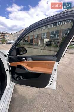 Позашляховик / Кросовер BMW X7 2022 в 