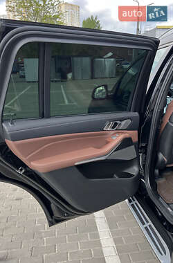 Позашляховик / Кросовер BMW X7 2022 в 